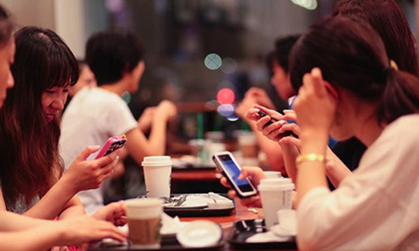 Ba??n A�ang nghia��n internet… a�Y ma��c nA�o?