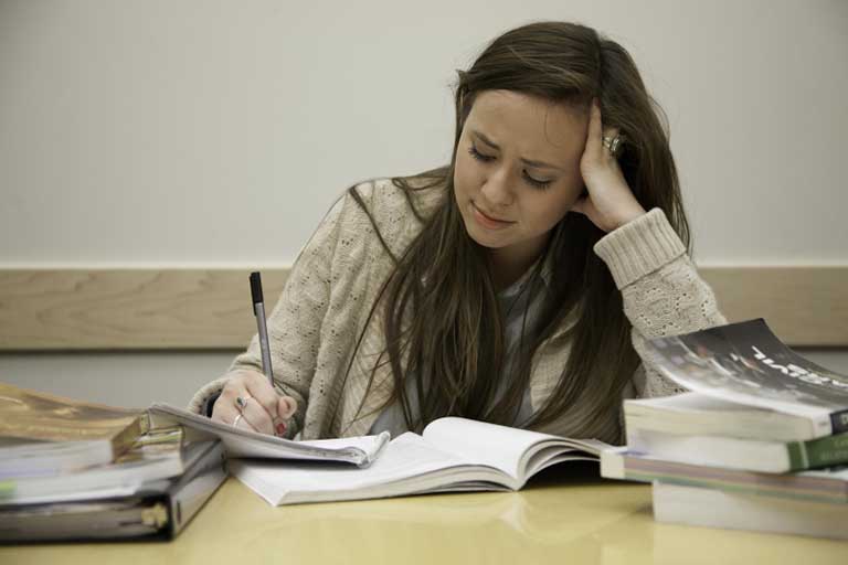 4 “kẻ thù tâm lý” của học sinh trước kỳ thi và cách ứng phó